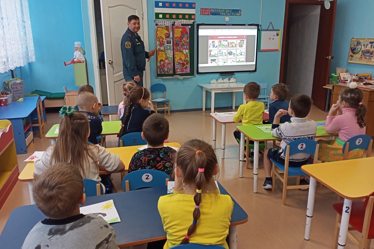 Сотрудники пожарного надзора в Ефремове обучают детей безопасному поведению.