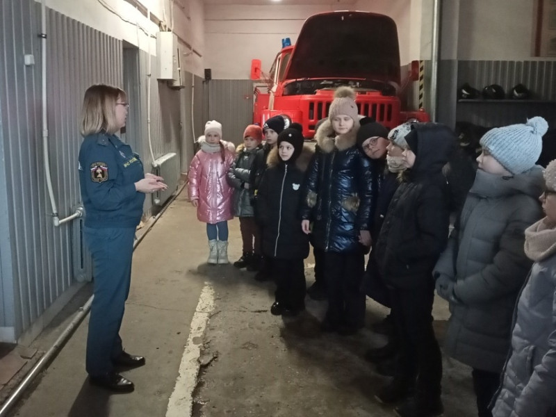 Сотрудники пожарного надзора в Ефремове обучают детей безопасному поведению.